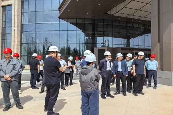 董卫峰一行前往研究院公司渭南假日酒店项目现场进行视察 图：潘安瑶.jpg