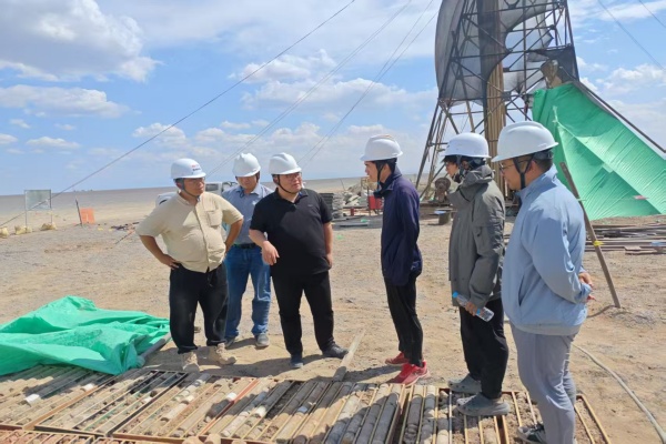 6月16日，研究院公司党委副书记、总经理刘非在安全部部长行星陪同下，前往公司巴里坤三塘湖石头梅二号井补勘项目部，代表公司开展慰问与工作检查。.jpg