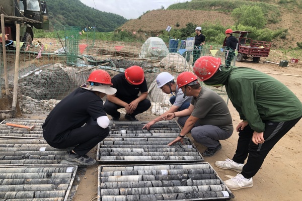 7月1日至2日，研究院公司总工程师刘军、地质所所长陈波等一行前往延安张坪井田补勘项目开展技术质量检查工作。此次检查聚焦工程质量、安全生产及施工进度三大关键领域，旨在确保项目顺利推进，为公司高质量发展提供坚实保障。 .jpg