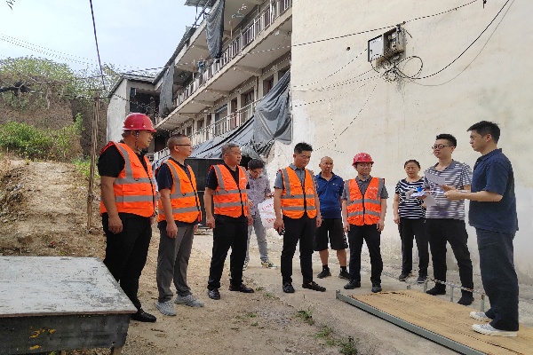 图1 技术人员与浐灞分局人员进行现场研判_1.jpg