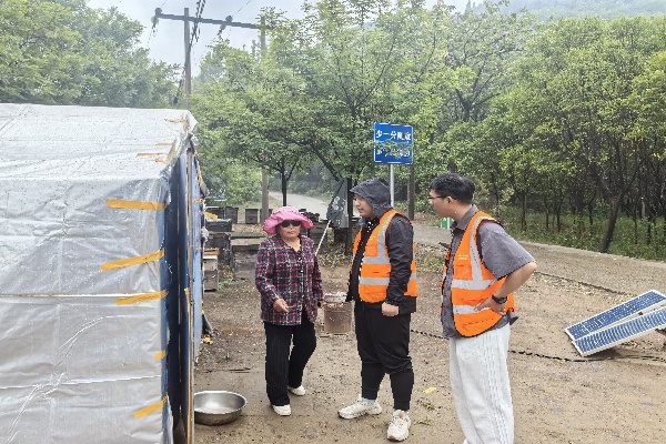 图2 走访住户进行防灾避险宣传教育_1.jpg