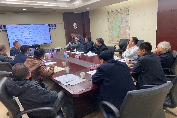 10月20日，陕西鸿升实业发展有限公司组织相关专家在西安市对研究院有限公司承担的陕北三叠纪煤田子长矿区张坪井田补充勘探项目进行了野外工作验收。陕西鸿升实业发展有限公司相关领导，研究院公司党委书记、执行董事蒋同昌，总工程师刘军，地质所负责人陈波及项目组成员参加验收会。（文：陈波   图：王峰） (1).jpg