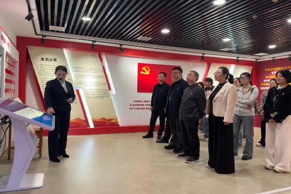 为持续巩固中央八项规定精神学习教育成果，严明纪律红线、筑牢廉洁底线，10月31日下午，研究院公司纪委组织领导班子成员、党员干部、入党积极分子及优秀青年，赴陕西交控集团党风廉政教育基地开展“明规守纪倡清廉、拒腐防变强担当”专题学习教育活动，以实地教育拧紧思想“总开关”。（图文：贺诗璇） (1).jpg