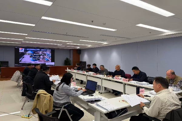 11月28日，研究院公司承担的《何家塔煤矿矿区生态修复方案（矿山地质环境保护与土地复垦方案）》顺利通过陕西省地质环境监测总站组织的专家评审。榆林市自然资源和规划局、神木市自然资源和规划局相关负责人、研究院公司党委书记、执行董事蒋同昌、总经理助理贾少杰、“方案”编制负人姜钰泉及项目组成员参加了会议。 (1).jpg