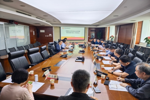5月15日上午，陕投集团在集团总部组织召开省属重点科技型企业培育暨科技创新发展工作座谈会。研究院公司党委书记、执行董事蒋同昌，总工程师刘军及总工办负责人张永生参加会议。（张永生）_副本.jpg