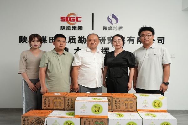 091783580112626251.jpeg 7月4日, 研究院纪委书记王晓云、工会副主席解瑞明带队深入神木项目指挥部,开展“夏日送清凉”慰问暨安全生产专项监督检查活动,为奋战在高温一线的全体职工送去关怀与保障。(王晓云)_副本.jpg