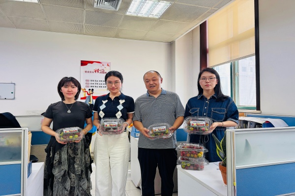 221784687621753812.jpeg 近日,研究院公司工会组织开展夏日暖心慰问活动,将神木矿山生态修复示范基地自产无公害特色果蔬送到全体职工手中,让广大干部职工近距离共享公司绿色治理与产业创新发展成果。(程婉莹)_副本.jpg