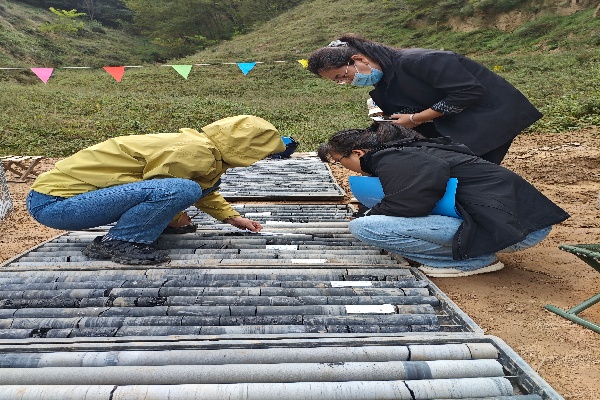 光照岩芯 坚守践初心——研究院公司技术骨干扎根延安一线、实干献礼国庆--副本.jpg