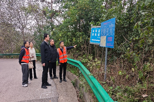 291793241740837052.jpeg 陕煤地质集团副总经理、督导组组长闫和平,安全环保部安全专员杨楠一行赴研究院公司灞桥区地质灾害平战结合技术支撑项目开展安全环保专项督导检查。(赵贤顺).jpg